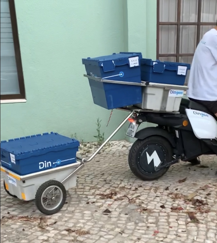 Electric bike with Dingoo boxes for delivery